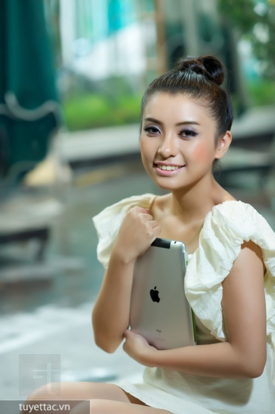 iPad 2 tạo dáng bên thiếu nữ Sài Gòn