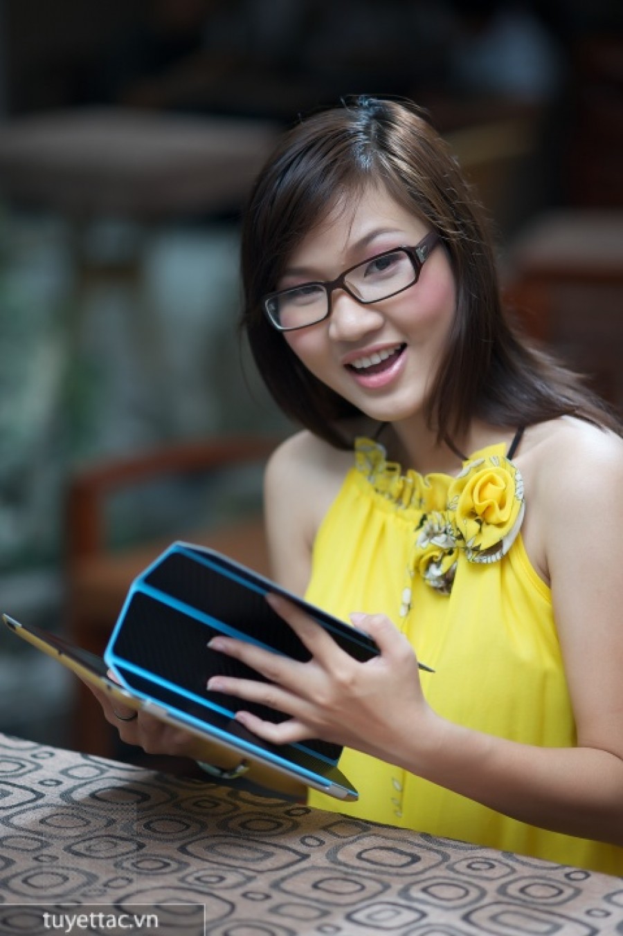 iPad 2 tạo dáng bên thiếu nữ Sài Gòn