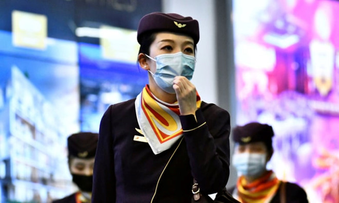 Tiếp viên hàng không đeo khẩu trang từ chuyến bay khởi hành ở Trung Quốc và đến sân bay quốc tế Vancouver, Canada