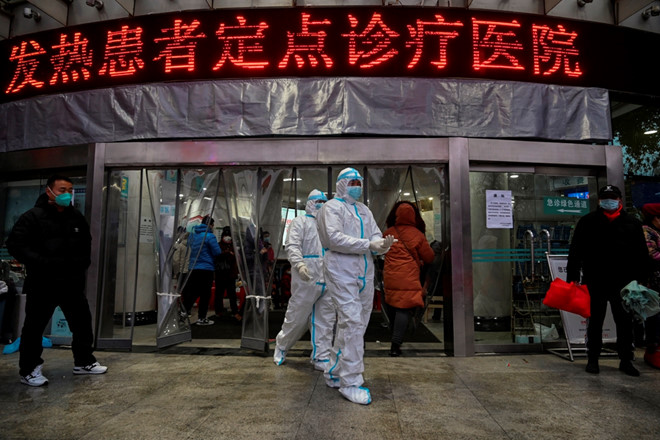 Đội ngũ y bác sĩ mặc quần áo chống độc tại một bệnh viện ở Vũ Hán ngày 25.1