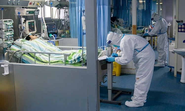 Nhân viên y tế điều trị cho bệnh nhân tại bệnh viện ở Vũ Hán ngày 24/1. Ảnh: Xinhua.