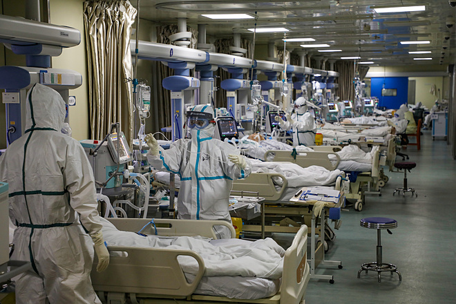 Nhân viên y tế trong bệnh viện dã chiến tại Trung Quốc. Ảnh: Reuters