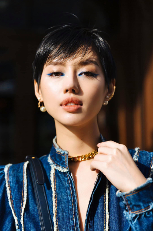 Khánh Linh mặc cá tính, dự show Dior.