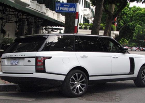 Ngọc Trinh cho biết đang làm giấy tờ cho chiếc Range Rover LWB
