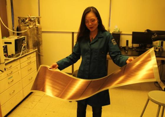 Pin năng lượng mặt trời làm từ chất nhựa dẫn điện Nghiên cứu trong phòng thí nghiệm của giáo sư Nguyễn Thục Quyên. Ảnh do nhân vật cung cấp.