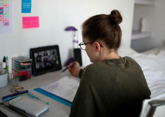 Sinh viên học online trong đại dịch