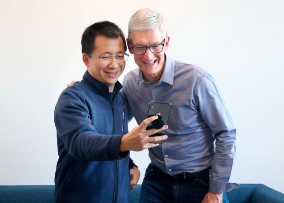 Zhang Yiming và CEO Apple Tim Cook tại trụ sở ByteDance tại Bắc Kinh tháng 10/2018
